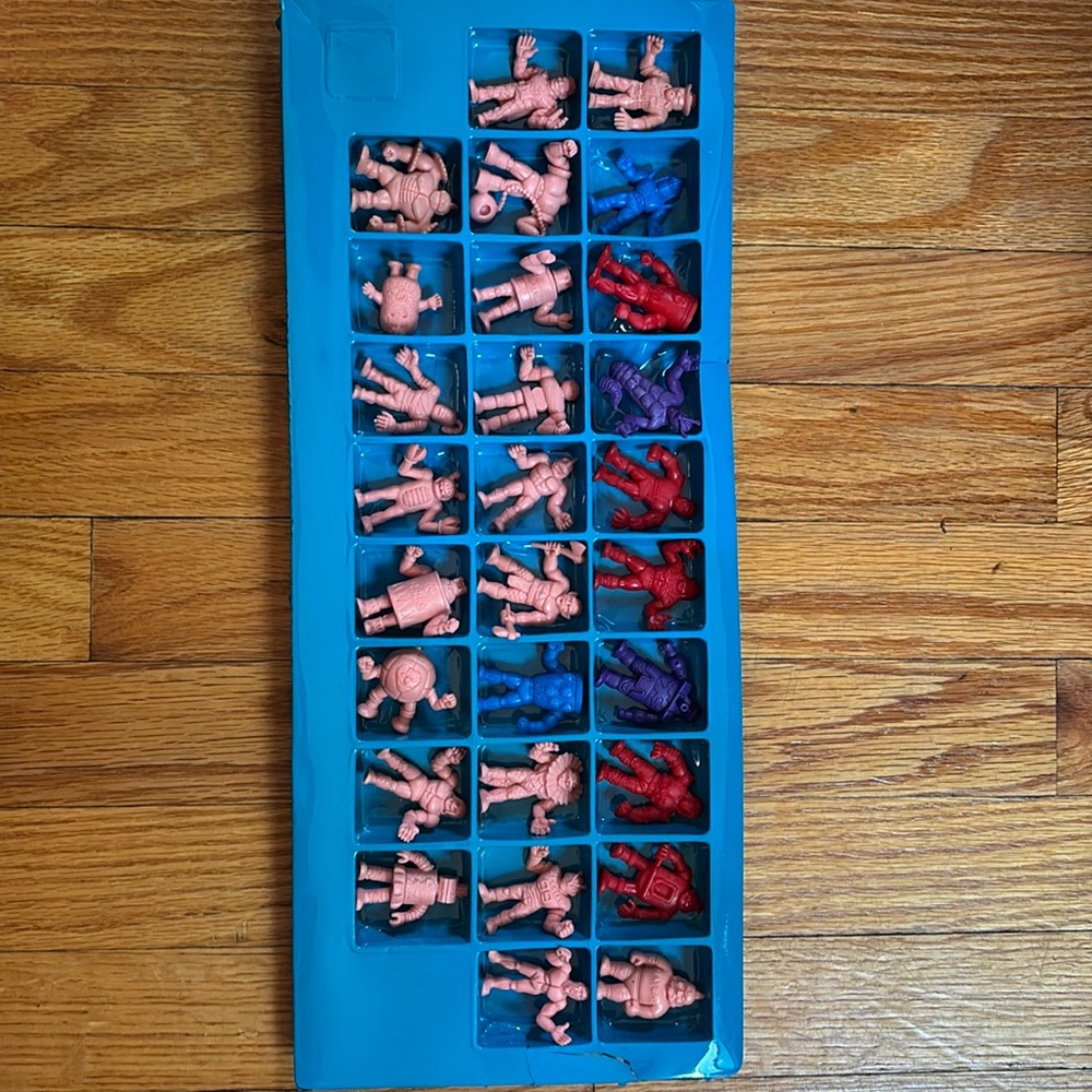 Muscle #4 cosmic showdown figurines. 28 creatures with box